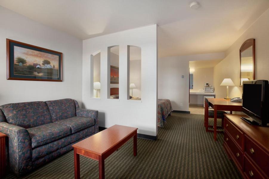 Travelodge Hotel By Wyndham Weyburn Luaran gambar